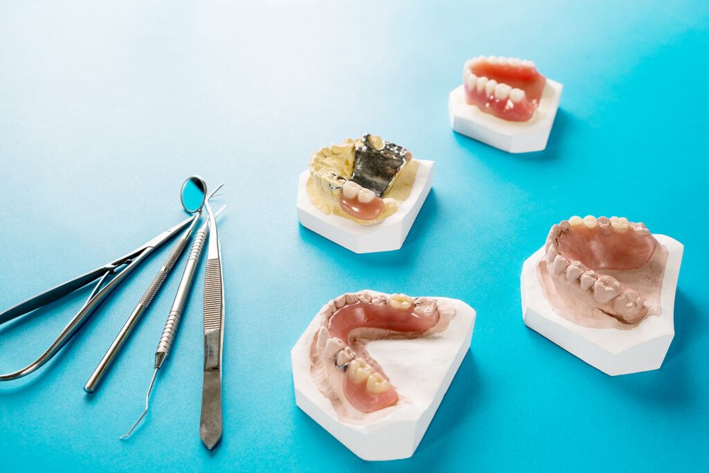 ประเภทของฟันปลอมชนิดถอดได้ - The Ivory Dental Clinic
